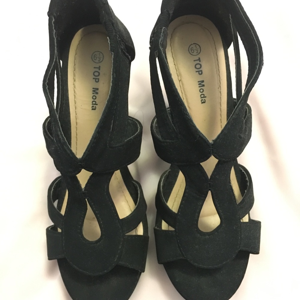 Black wedges